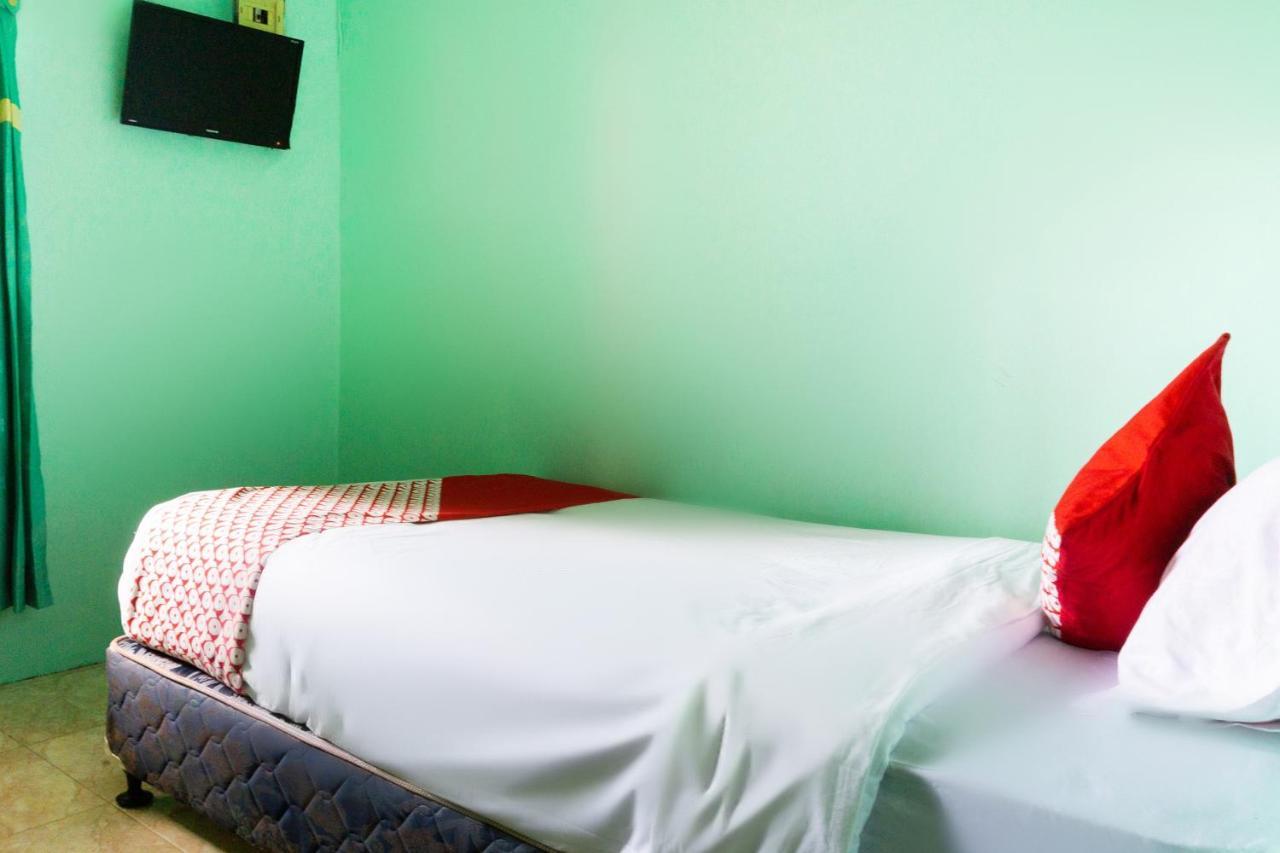 Oyo 3095 Semarapura Homestay Makassar Exterior photo